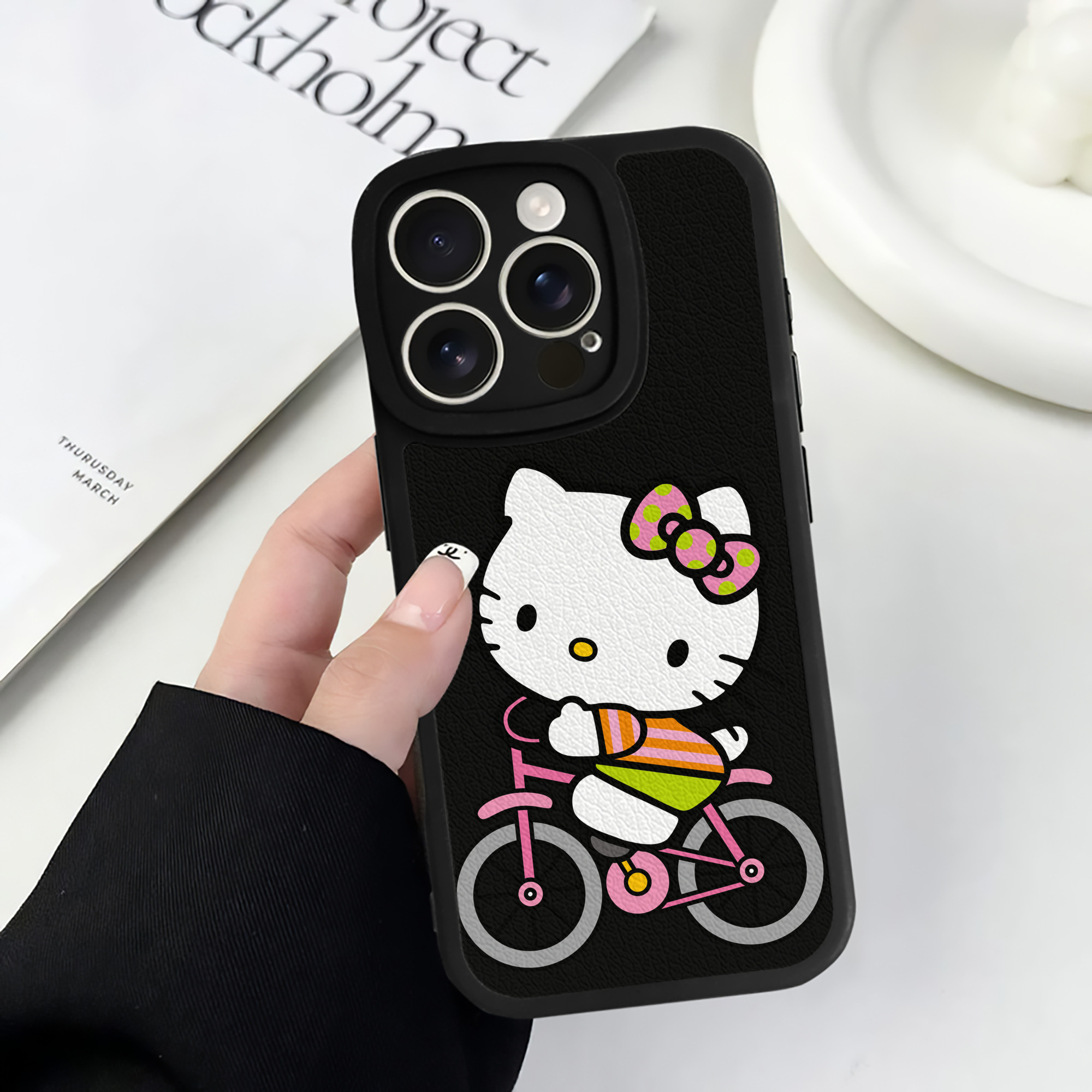 （画像用） Hello Kitty ハローキティ 【iPhone 16シリーズ対応】シリコンスマホケース（レザー調） 材質：シリコン